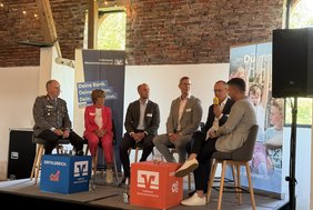 Tauschten sich in der Diskussionsrunde aus (v. li.): Brigadegeneral Hans-Dieter Müller, Dr. med. Iris Kintrup (Fachärztin für Innere Medizin, Dülmen), Dr. Fabian Schleithoff (IHK Nordwestfalen), Dülmens Bürgermeister Carsten Hövekamp, Matthias Entrup (Vorstand Volksbank Westmünsterland) und VR-Bank-Sprecher Philipp Nagel.