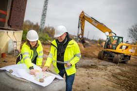 Baustelle mit Planern. Dieses Foto zeigt eine Baustelle mit Planern.