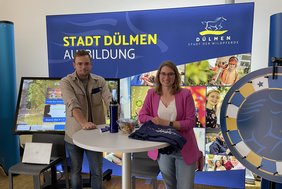 Karina Kajat und Stefan Ricker präsentierten die Ausbildungsberufe der Stadt Dülmen. Karina Kajat und Stefan Ricker präsentierten die Ausbildungsberufe der Stadt Dülmen.