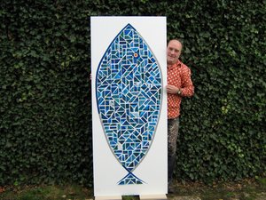 Das Bild zeigt das Kunstwerk "Mosaikfisch" mit dem Künstler Fritz Pietz.