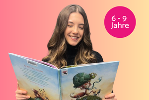 Vor einem pinkorangen Hintergrund ist Alketa Rafshi zu sehen, wie diese lächelnd ein Bilderbuch liest.