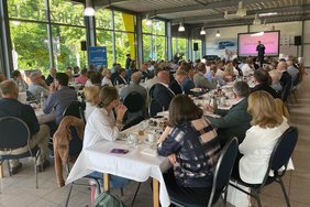 Dieses Foto zeigt die vielen Teilnehmenden des Unternehmerfrühstücks.