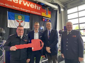 Bürgermeister Carsten Hövekamp (2. v. li.) übergab den symbolischen Schlüssel für das neue Gerätehaus an Löschzugführer Roland Strotmann. Es gratulierten auch Feuerschutzdezernent Christoph  Noelke (2. v. re.) und Feuerwehr-Leiter Hubert Sommer.