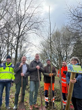 Baum des Jahres Dieses Bild zeigt Christian Fränzer, Thomas Rövekamp, Carsten Hövekamp, Andre Bredeck, Joschua Nagel und Reinhild Kluthe.