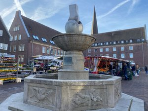 Das Bild zeigt den Brunnen auf dem Marktplatz vor dem Rathaus.