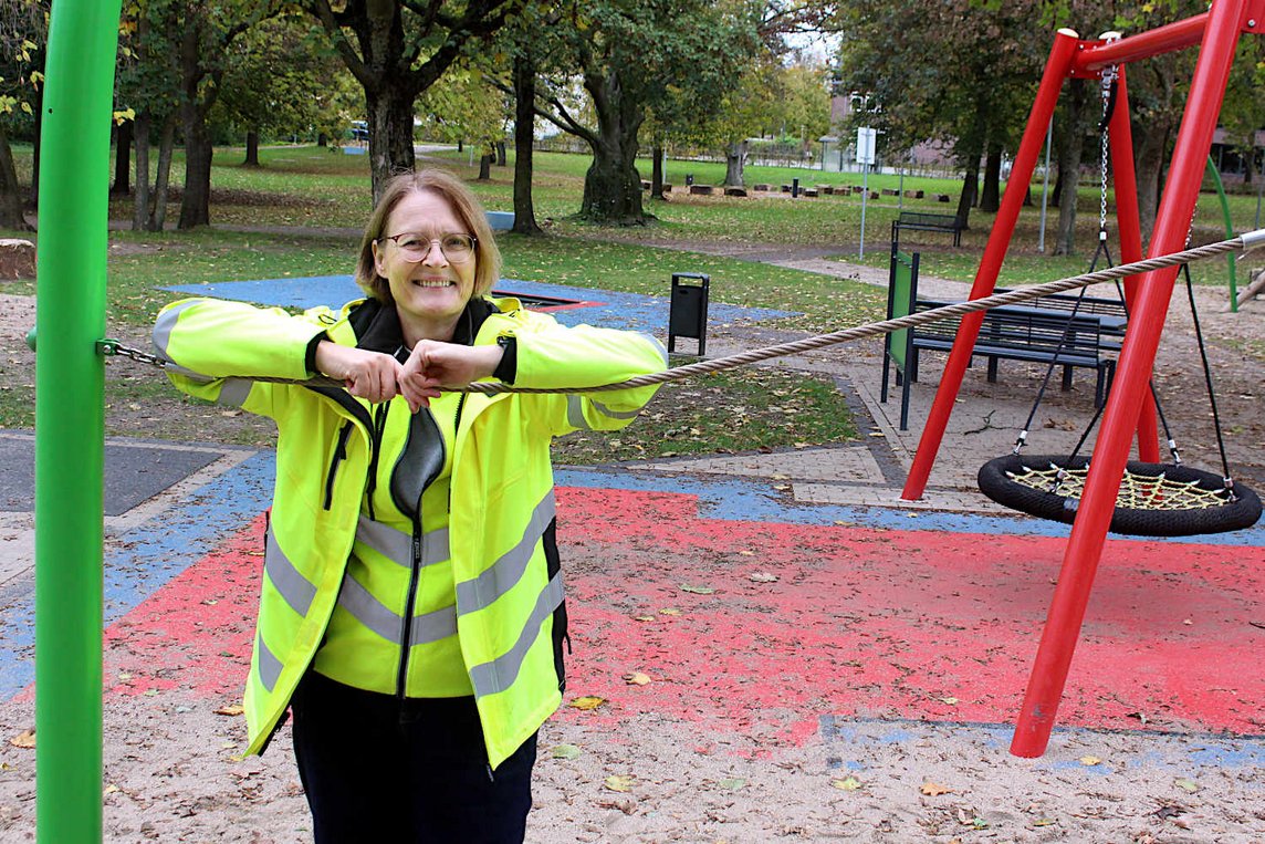 Dieses Foto zeigt Projektleiterin Annette Stadtbäumer im Stadtpark an den Wiesen