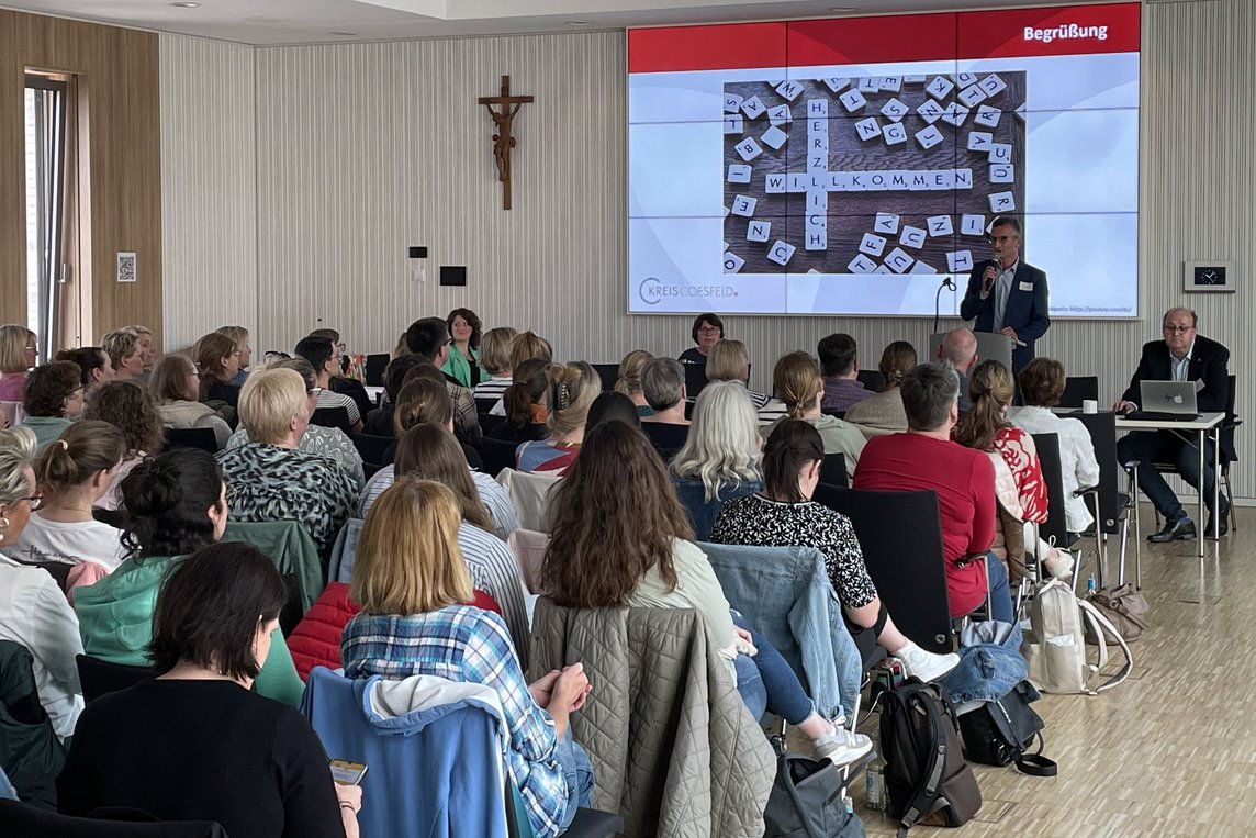 Über 100 Teilnehmerinnen und Teilnehmer aus dem Kreis Coesfeld kamen zur Jahrestagung Kinderschutz nach Dülmen.