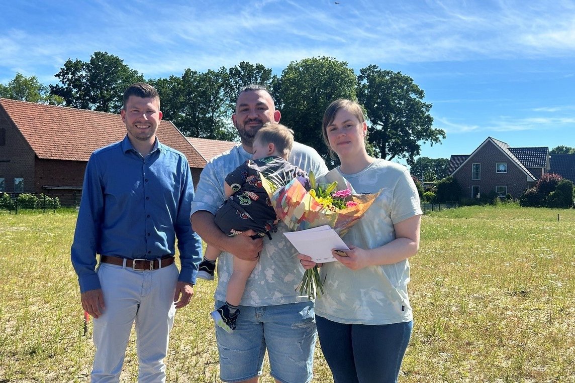 Chris Hommer vom städtischen Grundstücksmanagement (li.) gratuliert den Sergej und Nicole Doll zum Bauplatz am Kornkamp. 