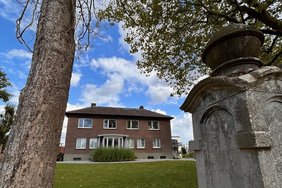 Das repräsentative Gebäude ist vom ebenfalls denkmalgeschützten Zaun am Nonnenwall aus in voller Pracht zu bestaunen. Foto: Carsten Göbel