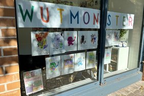 Die Ergebnisse der kreativen Mitmachlesung, bei der Kinder auch malen durften, sind noch bis zu den Herbstferien im Schaufenster des Ankerpunktes in der Overbergpassage zu sehen.