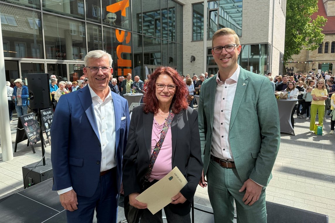 : Bürgermeister Carsten Hövekamp (re.) und Norbert Hypki, Vorstandsvorsitzender der Sparkasse Westmünster, zeichneten Rafaela Puchalla von der Ambulanten Hospizbewegung mit dem Einzel-Ehrenamtspreis 2025 aus. 