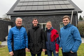 Sind als ehrenamtliche Solarberater unterwegs (v. li.): Klaus Montz, Dominik Nathaus und Josef Riegelmeyer mit Klimaschutzmanager David Sommer von der Stadt Dülmen: Foto: Stadt Dülmen/Kannacher