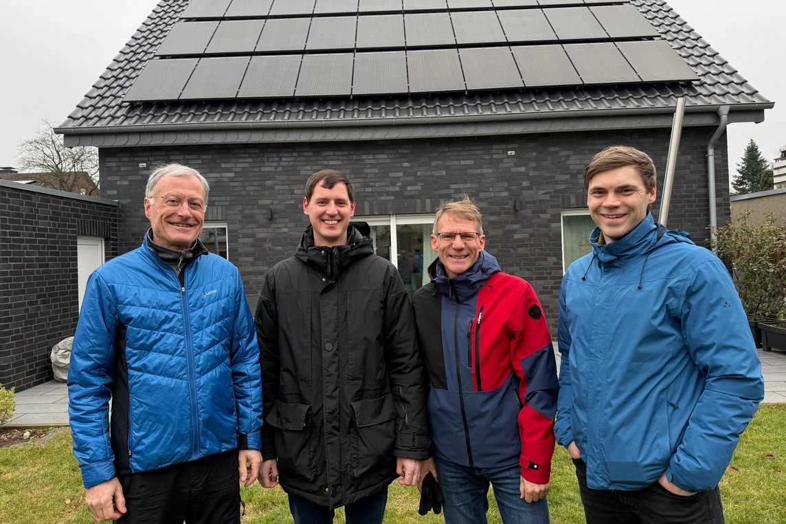 Sind als ehrenamtliche Solarberater unterwegs (v. li.): Klaus Montz, Dominik Nathaus und Josef Riegelmeyer mit Klimaschutzmanager David Sommer von der Stadt Dülmen: Foto: Stadt Dülmen/Kannacher