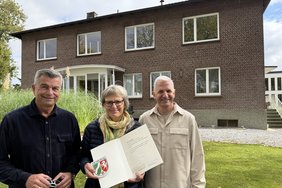 Im Namen des Landes NRW überreichte Kirsten Apke-Lobmeyer von der Stadt Dülmen die Denkmalplakette und -urkunde an Carsten Göbel (re.) und dankte auch Dirk Söhner für das Engagement und Fingerspitzengefühl Seit 2018 steht sie unter Denkmalschutz beim Umbau der „Villa Specht“. Foto: Stadt Dülmen/Kannacher