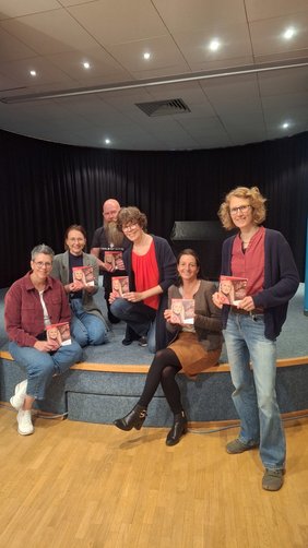 Kulturprogramm 26/27 Dieses Foto zeigt das städtische Kulturteam mit dem neuen Programmheft