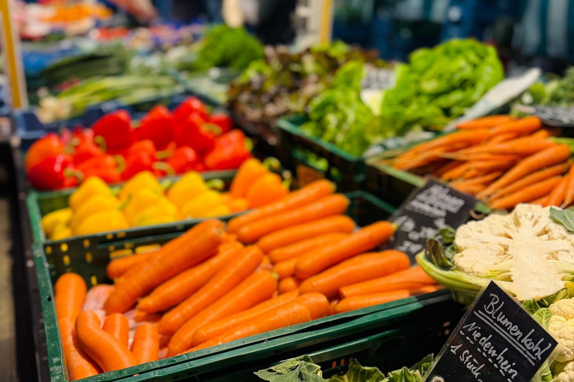 Das Bild zeigt die Auslage an einem Gemüsestand.