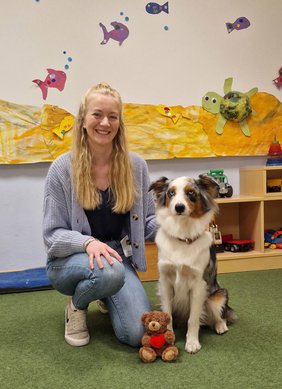 Dieses Foto zeigt Pia Brockmann mit "Yuna" im Michael-Kindergarten. 