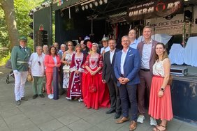 Bürgermeister Carsten Hövekamp (2. v. re.) mit seinem Fehrbelliner Amtskollegen Mathias Perschall (4. v. re.), Ortsvorsteherin Anke Schubert (4. v. li.) sowie weiteren Vertreterinnen und Vertretern beider Städte vor der Bühne im Kurfürstenpark. Foto: privat