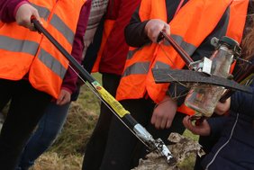 Mit Zangen und Müllsäcken rücken die Teilnehmenden der Aktion "Sauberes Dülmen" dem Unrat an Wald- und Straßenrändern zu Leibe. Foto: Stadt Dülmen