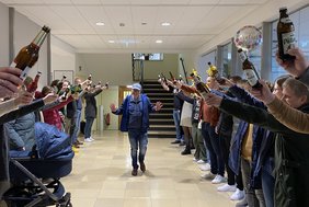 Mit einem Spalier aus Getränkeflaschen begrüßten die Kolleginnen und Kollegen Franz-Josef Bayer-Eynck im Rathaus.