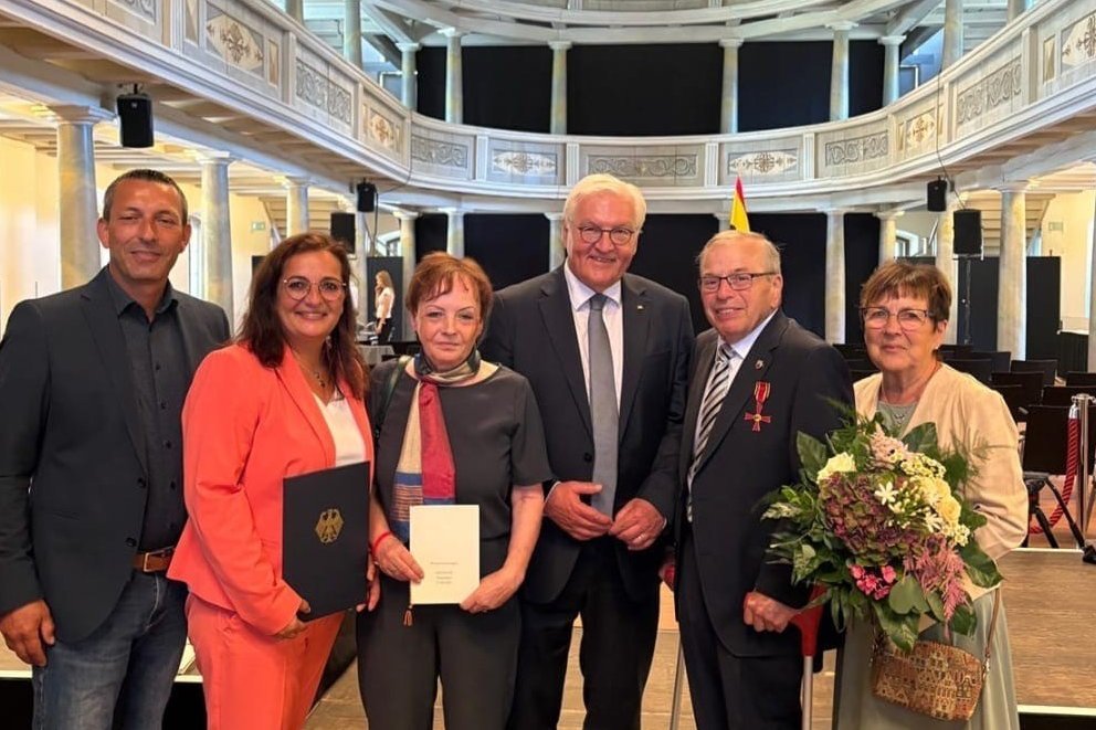 Bundespräsident Frank-Walter Steinmeier (3. v. re.) zeichnete Fehrbellins langjährigen Ortsvorsteher Jürgen Sternbeck (2. v. re.) mit dem Verdienstorden der Bundesrepublik Deutschland aus. Bei der Verleihung in Neuruppin waren auch seine Frau Brigitte (re.) sowie seine Tochter und Amtsnachfolgrein Anke Schubert (2. v. li.) dabei. Foto: privat