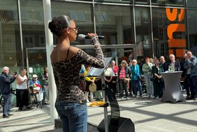 Schülerin Kyra Adu Amanka von der Hermann-Leeser-Schule bewegte mit ihrem Liedvortrag. 