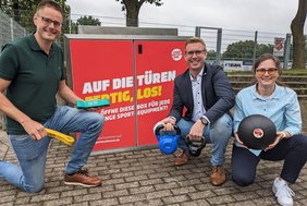 Dieses Foto zeigt Ralf Frerick (Abteilungsleiter Schule und Sport der Stadt Dülmen), Bürgermeister Carsten Hövekamp und Kathleen Wagner (Mitarbeiterin Abteilung Schule und Sport) vor der neuen Sportbox 