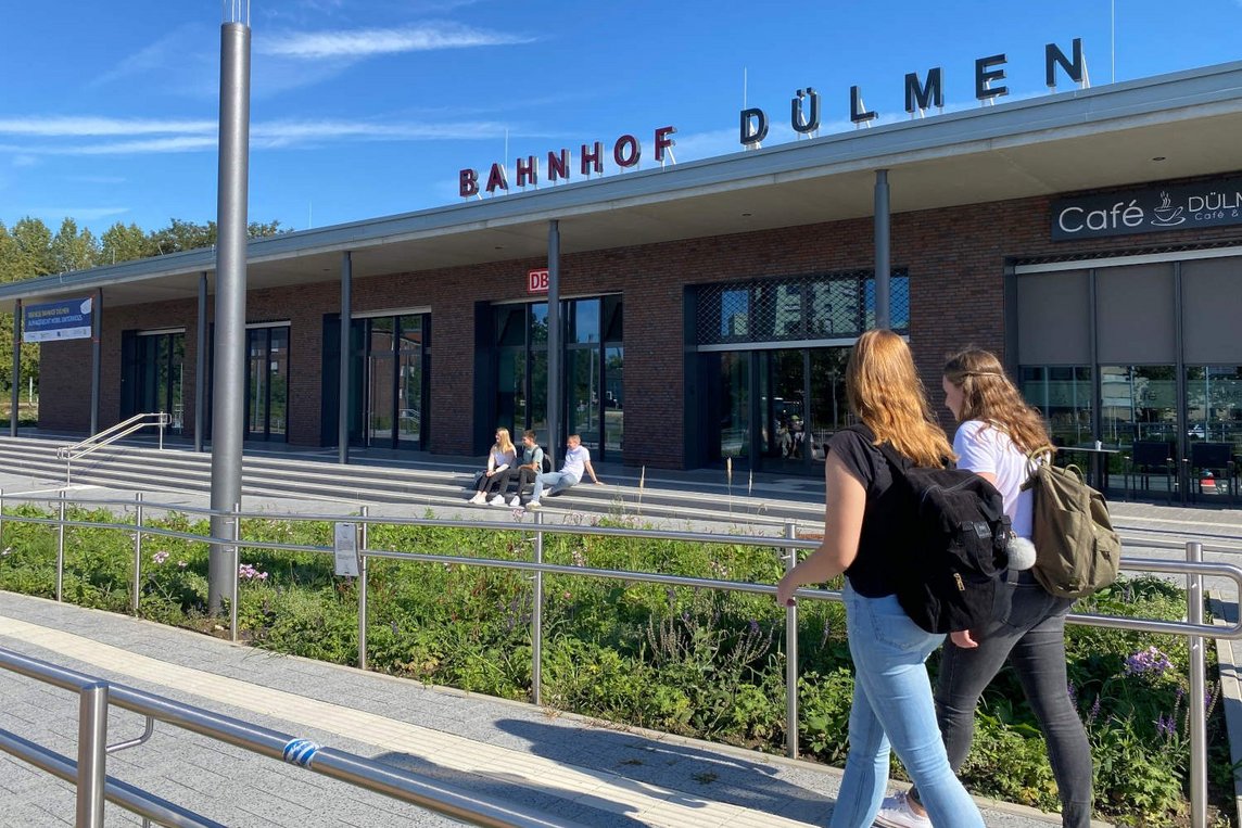 Dieses Foto zeigt zwei Fußgängerinnen am Bahnhof Dülmen