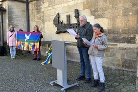 „Krieg muss man verhindern“, lauteten die passenden Schlussworte des Gedichtes, das Lydia und Norbert Thomas von den Friedensfreunden vortrugen. 