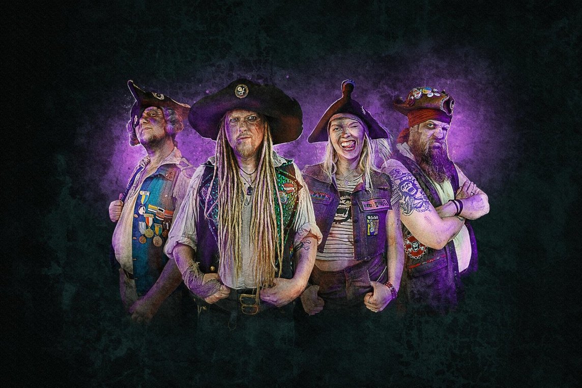 Das Foto zeigt die vier Mitglieder von der Band Mr. Hurley & die Pulveraffen