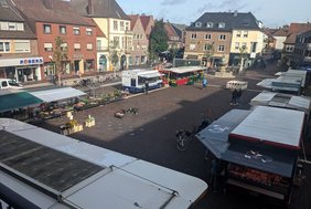 Das Bild zeigt den Wochenmarkt auf dem Marktplatz von oben.