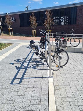 Fahrrad, das den Fußgängerweg teilweise blockiert Dieses Foto zeigt ein Fahrrad, das den Fußgängerweg teilweise blockiert