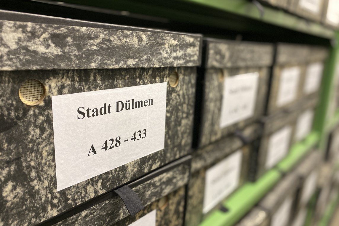 Das Foto zeigt beschriftete Archivboxen.