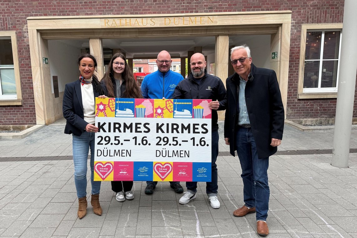 Laden zur Kirmes mit vielen Attraktionen und Verkaufsoffenem Sonntag ein (v. li.): Stephanie Siepmann und Hannah Schemmer (Fachbereich Bürgerdienste, Sicherheit und Ordnung), Timo Deitmer (Dülmen Marketing e.V.), Stefan Strei (ebenfalls Ordnungsamt) und Dr. Hugo Schulze Hobbeling (Viktor GmbH).