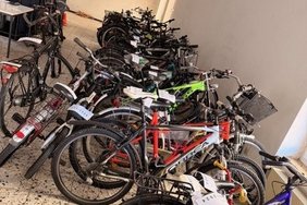 Das Foto zeigt zahlreiche Fahrräder in einem Keller.