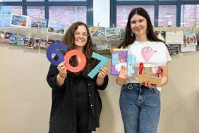 Dieses Foto zeigt Anna Lena Bagert und Alina Pautsch aus dem Bücherei-Team Dieses Foto zeigt Anna Lena Bagert und Alina Pautsch aus dem Bücherei-Team