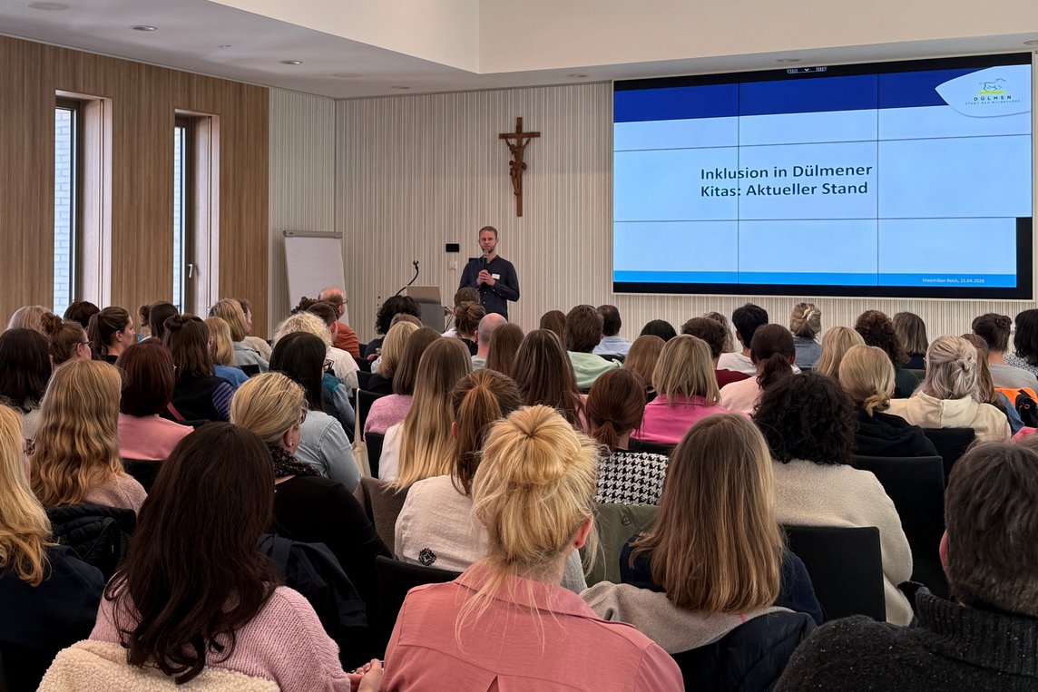 Das Bild zeigt den voll besetzten Tagungssaal.