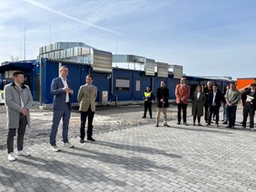 Dieses Foto zeigt Bürgermeister Carsten Hövekamp, Regierungspräsident Andreas Bothe und weitere Teilnehmende der Eröffnung