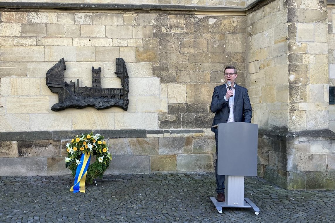 Bürgermeister Carsten Hövekamp betonte die Verantwortung aller Menschen, sich für Frieden und Menschlichkeit einzusetzen.