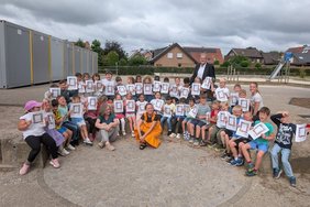 Kinder des Familienzentrums Kinderhaus "Am Luchtbach" und der Anna-Katharina-Emmerick-Grundschule freuen sich über ihre Mathelino-Urkunden. Foto: Stadt Dülmen