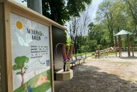 Das Foto zeigt die Stempelstation auf einem Spielplatz.