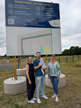 Kristin Schulz vom Grundstücksmanagement der Stadt Dülmen (re.) gratulierte der jungen Familie zum Kauf. 