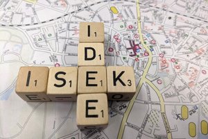 Dieses Foto zeigt Buchstabenwürfel, die die Wörter ISEK und Idee bilden. 