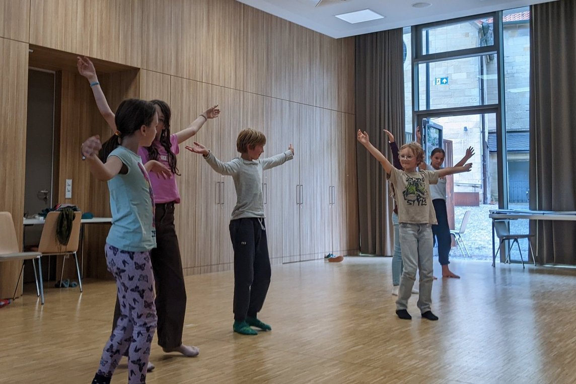 Das Foto zeigt die Kinder die an der Ferientheaterwoche teilgenommen haben, wie sie ein Tier nachmachen