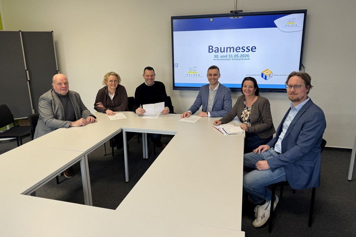 Dieses Foto zeigt die Organisatoren der Baumesse