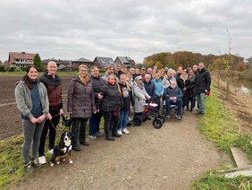 Pflanzung der Hochzeitsbäume Dieses Foto zeigt Teilnehmende der Pflanz-Aktion.