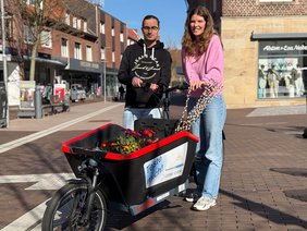 Das Foto zeigt Lennart Mania und Katharina Stamer mit dem Lastenrad in der Dülmener Innenstadt. 