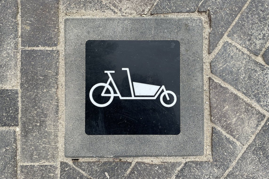 Pflastersteine mit Lastenradsymbol weisen an fünf Standorten in der Innenstadt auf die neuen Lastenradstellplätze hin. (Foto: Stadt Dülmen / Kock)