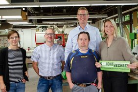 Freuen sich über den ersten vorgezogenen „Schichtwechsel“ (v. li.): Simone Jasper (WfbM), Stefan Löss (WfbM), Bürgermeister Carsten Hövekamp, Björn Mölder (WfbM) und Carolin Schulz (WfbM). Foto: Britta Voß