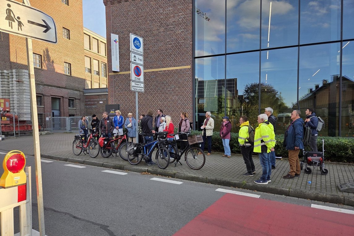 Bei den Begehungen machten die Teilnehmenden verschiedene Stationen, wie z.B. hier an der Friedrich-Ruin-Straße. Foto: Stadt Dülmen